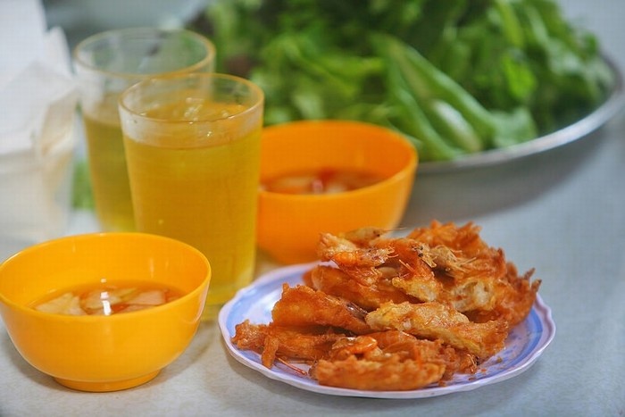 thưởng thức đặc sản bánh tôm Hồ Tây