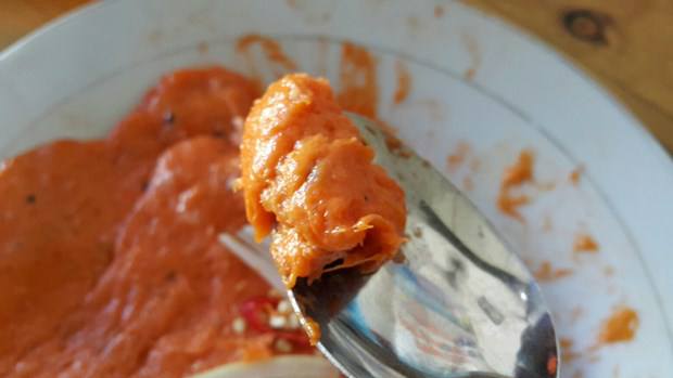 Khi nước sôi sùng sục, bạn lấy muỗng quết thành từng miếng chả cua và thả vào nồi.