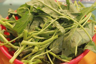 Rau muống nhặt sạch, rửa và ngâm nước muối 15 phút, vớt ra để ráo nước.