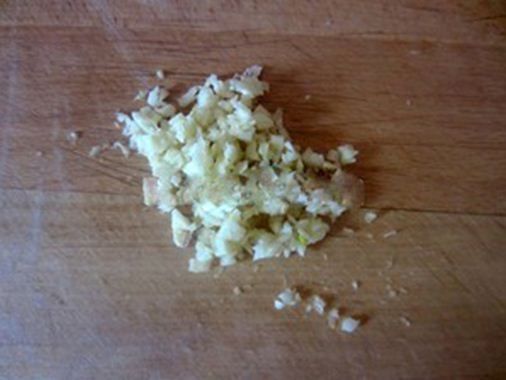 Tỏi, hành nhặt sạch, băm nhỏ.