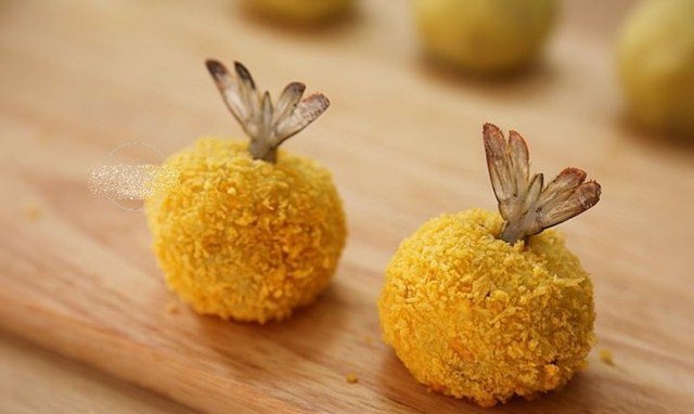 Sau đó cắm phần đuôi tôm lên viên khoai tây như hình.