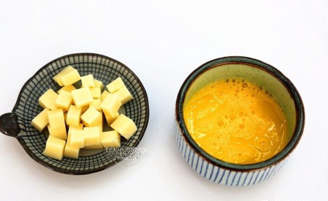 Cắt phô mai thành từng miếng nhỏ. Đập trứng, đánh tan để sử dụng sau.