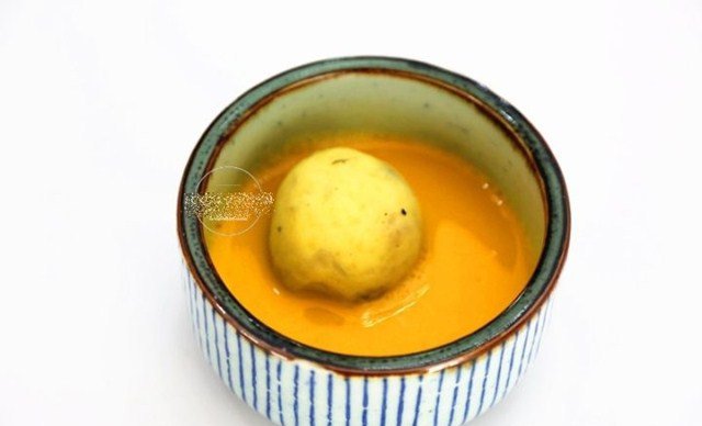 Nhúng viên khoai tây vào trứng sao cho trứng bám đều trên bề mặt