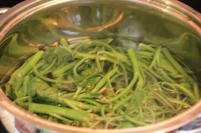 Cho rau vào nồi nước vừa trần mì tôm để trần, làm như vậy ra sẽ không bị cứng và xào nhanh chín hơn.