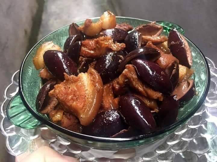 Món trám kho thịt cũng rất hấp dẫn