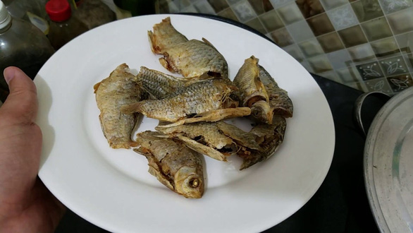  Cá diếc chiên giòn