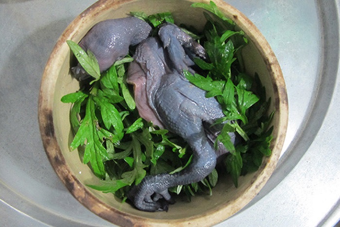 Cách chế biến Gà ác tần (hầm) ngải cứu