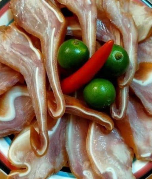 Tai lợn muối xông khói ăn liền 