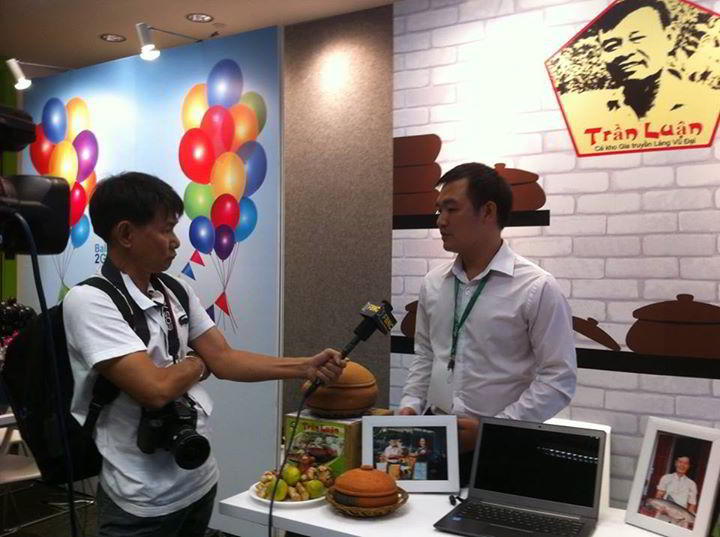 Trần Bá Nghiệp trả lời các phòng viên của các đài trong khu vực