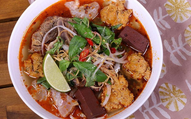 Nguyên liệu trong bát bún bò huế