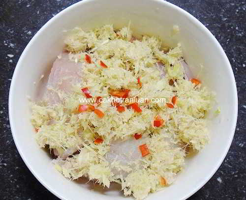 Cho sả, ớt ướp cùng với cá.