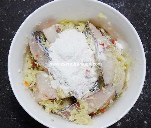 Thêm 3 thìa bột chiên giòn. Trộn đều các hỗn hợp, ướp khoảng 30 phút.