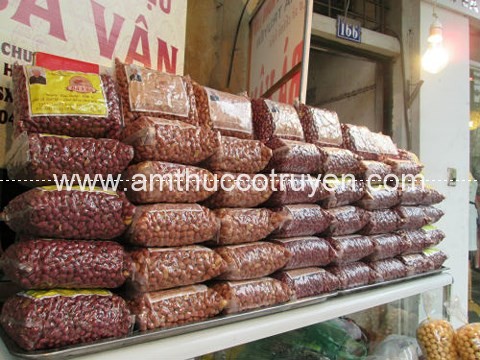 Lạc rang húng lìu đã đóng gói tại cửa hàng Cụ Vân