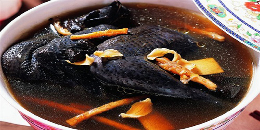 Gà đen H'mong hầm thuốc bắc