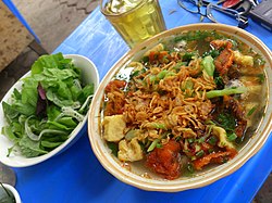 Hành phi là gia vị trong món bún riêu 