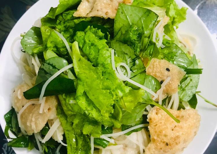 Salad rau diếp trộn với đậu phụ khô