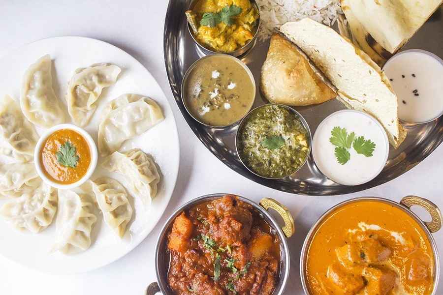 Momo và Dal Bhat chay Momo và Dal Bhat chay